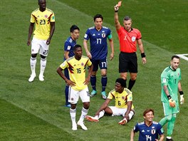 DASVIDANIA. Rozhodí Damir Skomina vyluuje po tech minutách zápasu Kolumbijce...