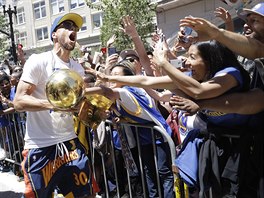 Hvězda basketbalistů Golden State Stephen Curry během oslav triumfu v NBA