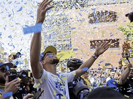 Hvězda basketbalistů Golden State Stephen Curry během oslav triumfu v NBA