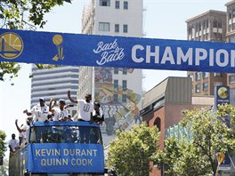 Spanilá jízda městem basketbalistů Golden State po triumfu v NBA