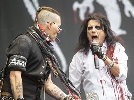 Johnny Depp a Alice Cooper s kapelou Hollywood Vampires na pra�ském Leti�ti...