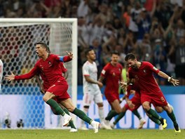 PORTUGALSK HRDINA. Cristiano Ronaldo poslal balon pes ze do st a gl na...