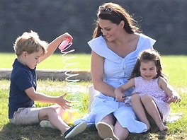 Princ George, vévodkyn Kate a princezna Charlotte  na charitativním zápase...