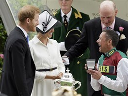 Princ Harry a vévodkyně Meghan v první den závodů v Ascotu odevzdávali cenu...