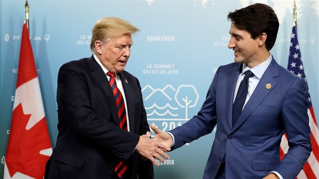 Americký prezident Donald Trump a kanadský premiér Justin Trudeau na summitu G7 v Kanadě (8. června 2018)
