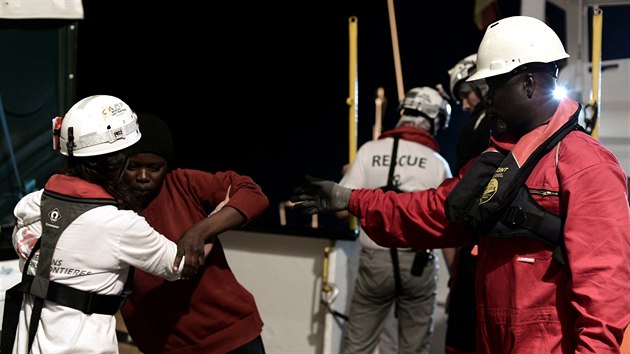 Posádka plavidla Aquarius pomáhá ve Středozemním moři migrantům. Loď spravují organizace Lékaři bez hranic a SOS Mediterranée (9. června 2018)