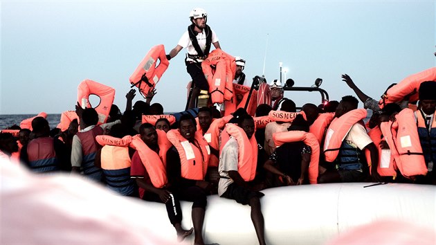 Posdka plavidla Aquarius pomh ve Stedozemnm moi migrantm. Lo spravuj organizace Lkai bez hranic a SOS Mediterrane (9. ervna 2018)