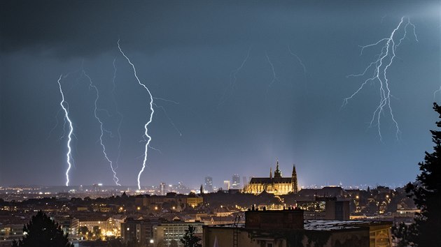 Bouka nad Praskm hradem objektivem tene iDNES.cz (12. ervna 2018)