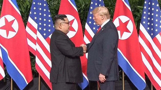 Donald Trump a Kim Čong-un na jednání v Singapuru (12. června 2018)
