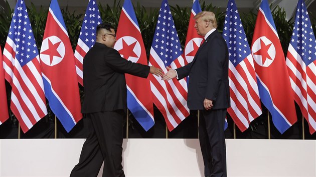 Donald Trump a Kim Čong-un na jednání v Singapuru (12. června 2018)