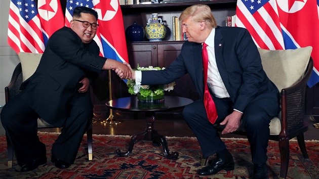 Donald Trump a Kim ong-un bhem historickho setkn v Singapuru (12. ervna 2018)