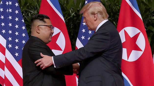 Donald Trump a Kim ong-un bhem historickho setkn v Singapuru (12. ervna 2018)