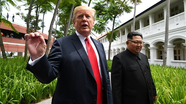 Donald Trump a Kim �ong-un po spole�n�m pracovn�m ob�d� v singapursk�m hotelu Capella (12. �ervna 2018)