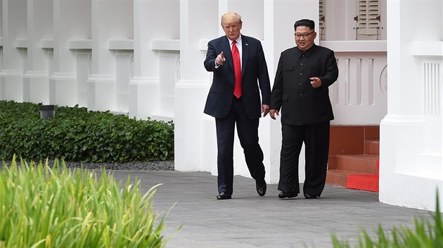 Donald Trump a Kim ong-un po spolenm pracovnm obd v singapurskm hotelu Capella (12. ervna 2018)