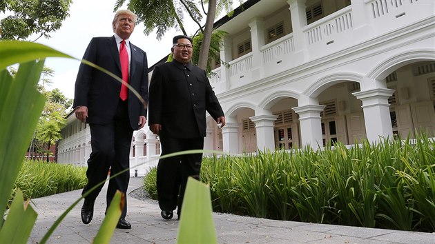 Donald Trump a Kim Čong-un po společném pracovním obědě v singapurském hotelu Capella (12. června 2018)