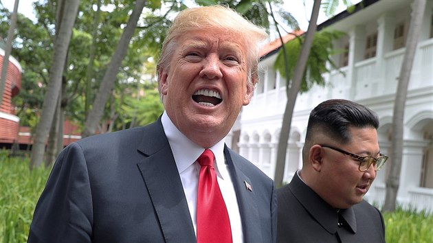 Donald Trump a Kim Čong-un po společném pracovním obědě v singapurském hotelu Capella (12. června 2018)