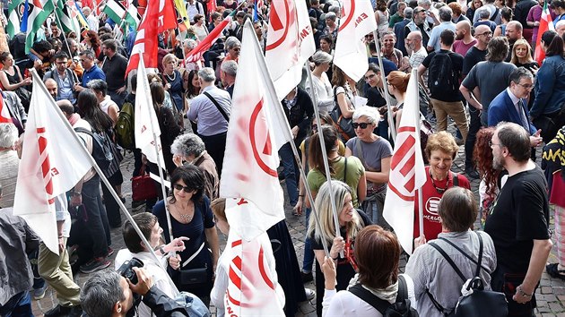 Turn. Protest proti ministrovi vnitra Matteovi Salvinimu, kter odmtl vpustit do pstavu lo Aquarius s 629 migranty na palub (12. ervna 2018)