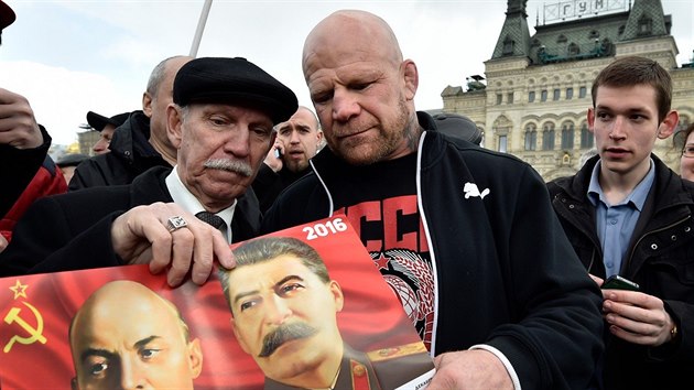 Jeff Monson na demonstraci ruských komunistů na Rudém náměstí (22. dubna 2016)