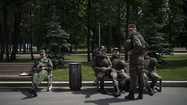 Mistrovství světa ve fotbale provázejí přísná bezpečnostní opatření. I vojákům se dobře sedí na českých lavičkách Portiqoa.