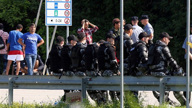 Chorvatští policisté u města Velika Kladuša na hranicích Bosny, kam byli povoláni kvůli příchodu desítek migrantů (18. června 2018))