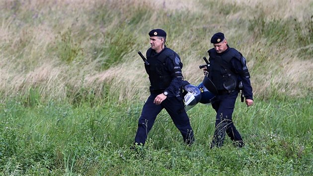 Chorvatští policisté u města Velika Kladuša na hranicích Bosny, kam byli povoláni kvůli příchodu desítek migrantů (18. června 2018)