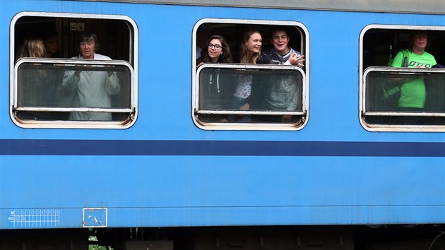 Osobní vlak narazil na Sokolovsku do spadlých větví. Evakuované děti přesedly do rychlíku. Na snímku projíždějí stanicí Dasnice dál do Chebu.
