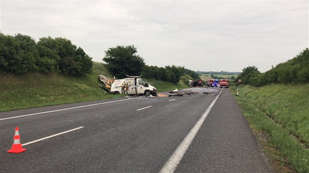 Silnici první třídy číslo 7 mezi obcemi Studeněves a Slaný uzavřela smrtelná dopravní nehoda (14. června 2018)