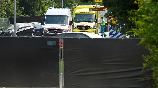 Policist a zchrani na mst nehody na jihu Nizozemska, kde dodvka po skonen hudebnho festivalu najela do lid. (18.6.2018)
