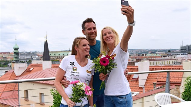 SELFIE. Plov volejbalistky Kristna Hoidarov Kolocov (vlevo) a Michala Kvapilov (vpravo) na tiskov konferenci spolen s italskm trenrem Andreou Tomatisem.