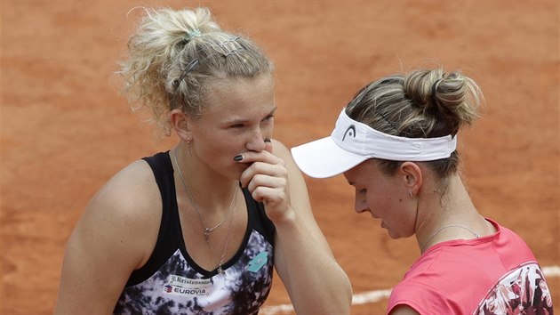 Barbora Krejčíková (vpravo) a Kateřina Siniaková se domlouvají na dalším postupu ve finále čtyřhry na Roland Garros.