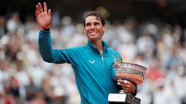 Rafael Nadal s pohárem pro vítěze Roland Garros zdraví fanoušky.