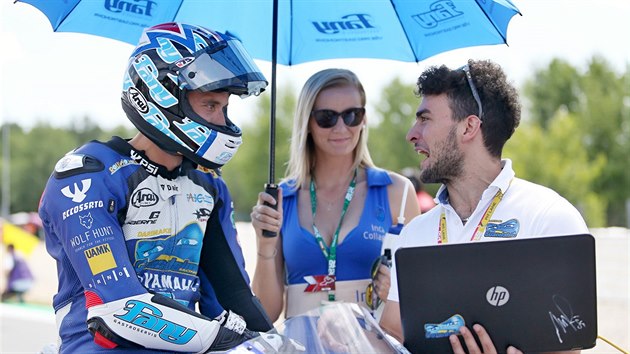 Ondřej Ježek diskutuje s technikem před závodem na mistrovství světa superbiků v Brně.