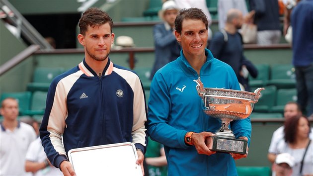 Vlevo stojí poražený finalista z Rakouska Dominic Thiem, vpravo s úsměvem na tváři drží trofej Rafael Nadal.