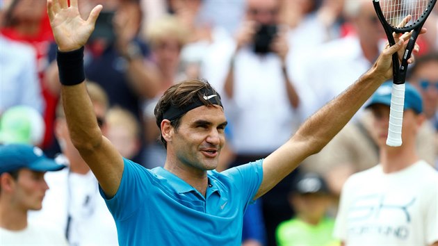 vcarsk tenista Roger Federer se raduje z vtzstv na turnaji ve Stuttgartu.