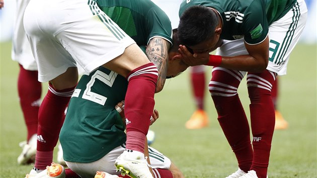 Fotbalist Mexika se raduj z glu v zpase proti Nmecku.