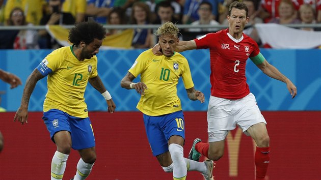 Stephan Lichtsteiner ze vcarska (vpravo) pidruje Brazilce Neymara (uprosted). Jeho spoluhr Marcelo pebr m.