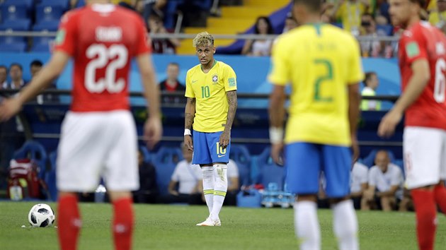 Neymar z Brazlie se chyst zahrt voln pm kop.