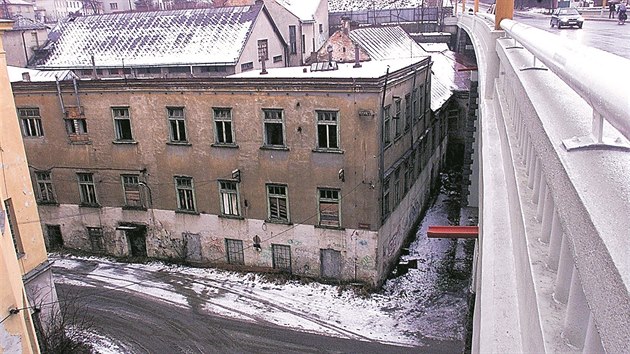 Na msto zchtral budovy jedn z jihlavskch tovren pod Znojemskm mostem ped deseti lety vzniklo modern obchodn centrum.