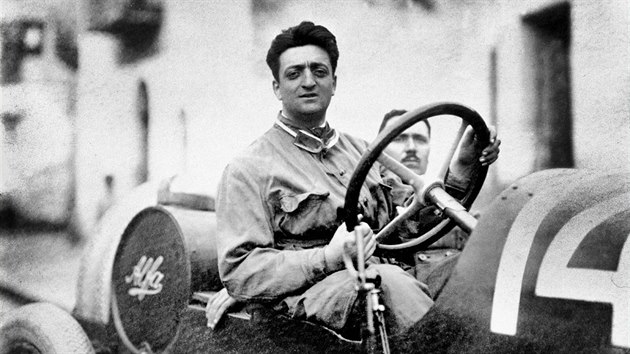 Fenomén Ferrari: Ctižádostivý Ital Enzo Ferrari byl nerudný, hádavý a panovačný, mnohem podstatnější však je, že stvořil nejslavnější značku motoristického světa. Mezi válkami sám závodil v barvách Alfy Romeo, až se v roce 1929 rozhodl, že založí vlastní tým Scuderia Ferrari. Ten „il Commendatore“ přihlásil hned do premiérového ročníku MS formule 1 - o dva roky později Ferrari vyhrálo první z patnácti titulů. V 60. letech se automobilka se vzpínajícím se koněm ve znaku potýkala se špatnou situací, kterou vyřešilo spojením s Fiatem. Ferrari má dlouhodobě výhodnější smlouvu v F1 než ostatní týmy, ale všichni dobře vědí, že bez Ferrari by nebyla formule 1 tím, čím je. Jako kdyby se hrál fotbal bez Brazílie.