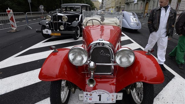 Před pražským Autoklubem ČR byla 13. června k vidění historická vozidla, která se zúčastní 14. června Vzpomínkové jízdy historických vozidel 1000 mil československých.