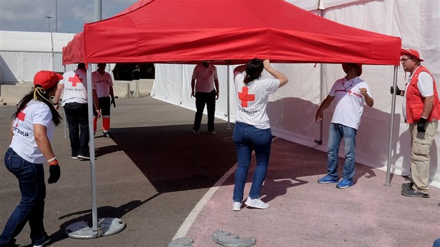 erven k se pipravuje na pjem uprchlk v pstavu Valencie (17. ervna 2018).