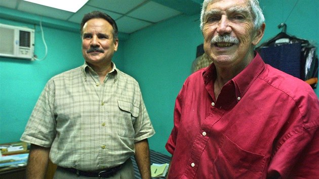 Dva druzi ve zbrani a dvod k smvu. Luis Posada (vpravo) a Pedro Remn, oba byli odsouzeni za plnovn atenttu na Castra, oba dostali od hlavy panamskho sttu milost.