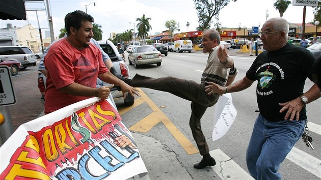 Ve v Miami. Floridsk msto je domovem proticastrovsk komunity. Dva jej lenov se na fotce z roku 2007 sna rozkopat transparent s npisem Terorist do vzen.