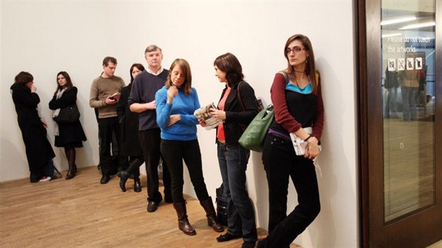 Performance slovenského umělce Romana Ondáka spočívající v tom, že dobrovolníci a herci utvoří frontu na neočekávaných místech. Instrukce pro účastníky a práva na vystoupení koupila galerie Tate Modern za více než 2 miliony korun.