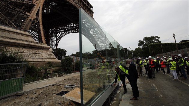 Stavba neprůstřelného plotu v okolí Eiffelovy věže by měla být dokončena v červenci letošního roku.