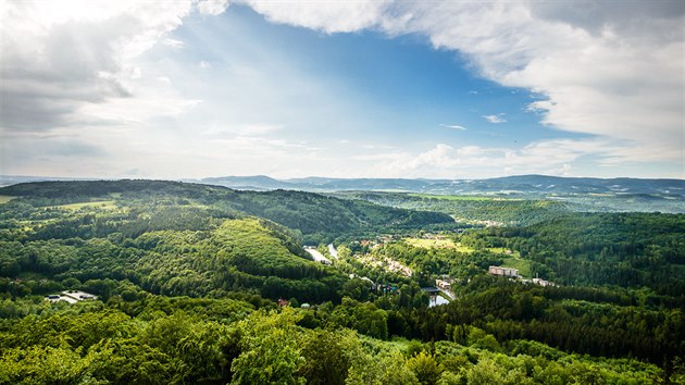 Pohled z rozhledny Bučina k severu. Vrchol na horizontu vpravo je Klínovec.