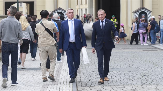 Kancléř prezidenta Vratislav Mynář (vlevo) a protokolář Hradu Vladimír Kruliš (14. června 2018)