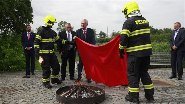 Prezident Miloš Zeman za asistence hasičů spálil v zahradách Hradu červené trenky. (14. června 2018)