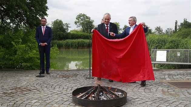 Prezident Miloš Zeman spálil v zahradách Hradu červené trenky. (14. června 2018)