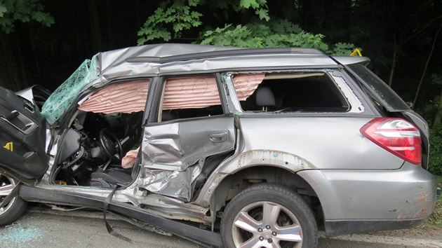 Střet s tatrovkou u odbočky na Líšnici u Žamberku řidič subaru nepřežil. (14. června 2018)